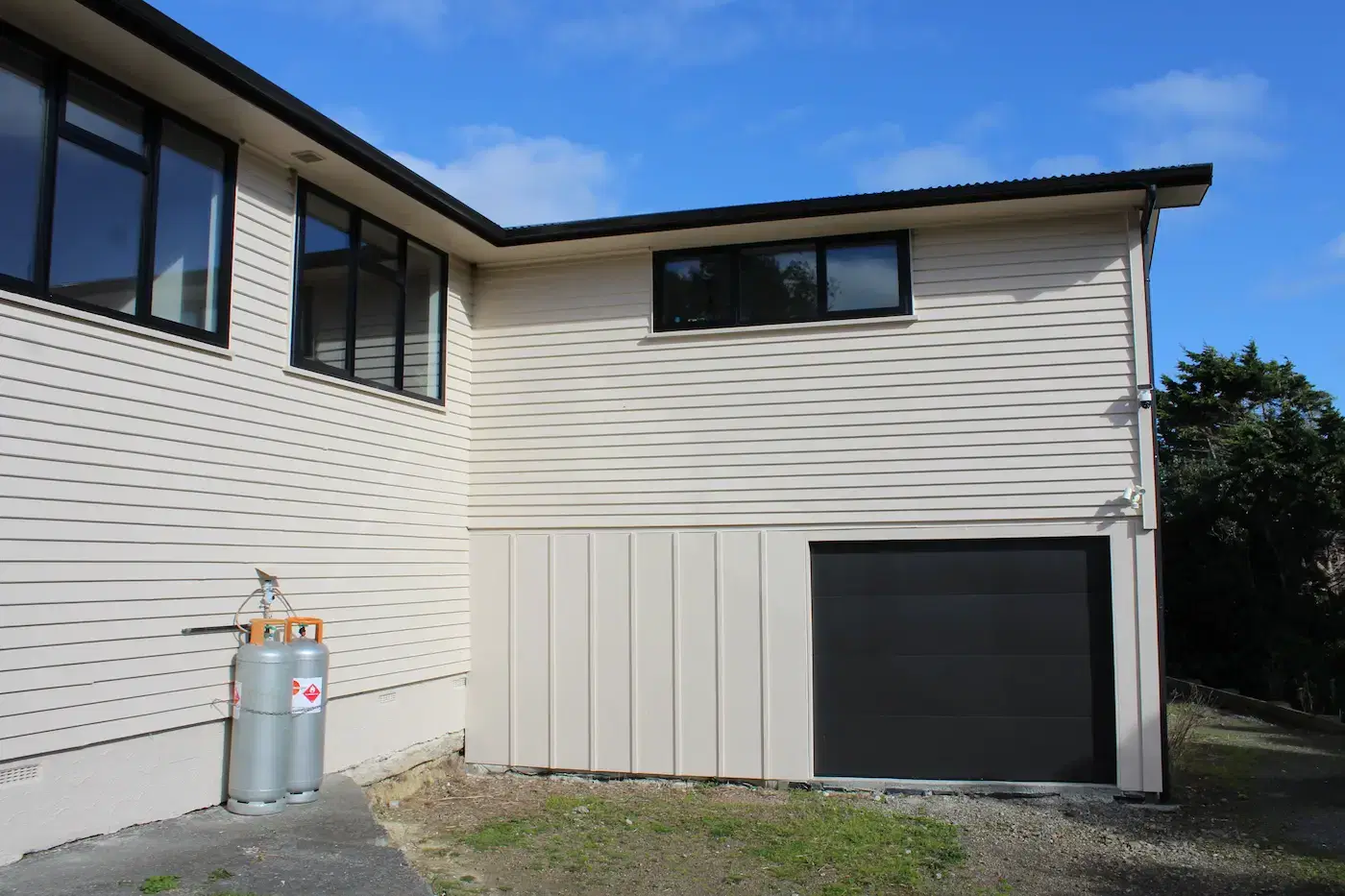 House Painters in Upper Hutt: Best House Painting Services 2 Professional exterior house painting project in Upper Hutt