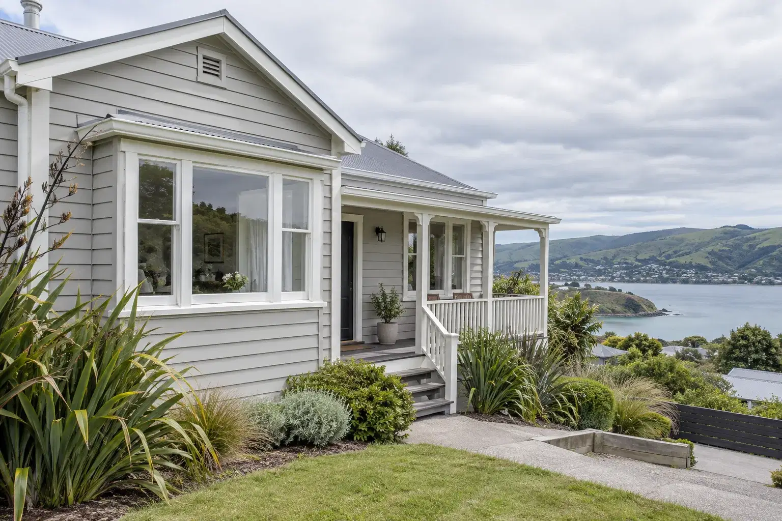 How to Choose the Right House Painter in Porirua: 7 Questions to Ask Before You Hire 1 a freshly painted coastal weatherboard home in the Porirua style by a painter